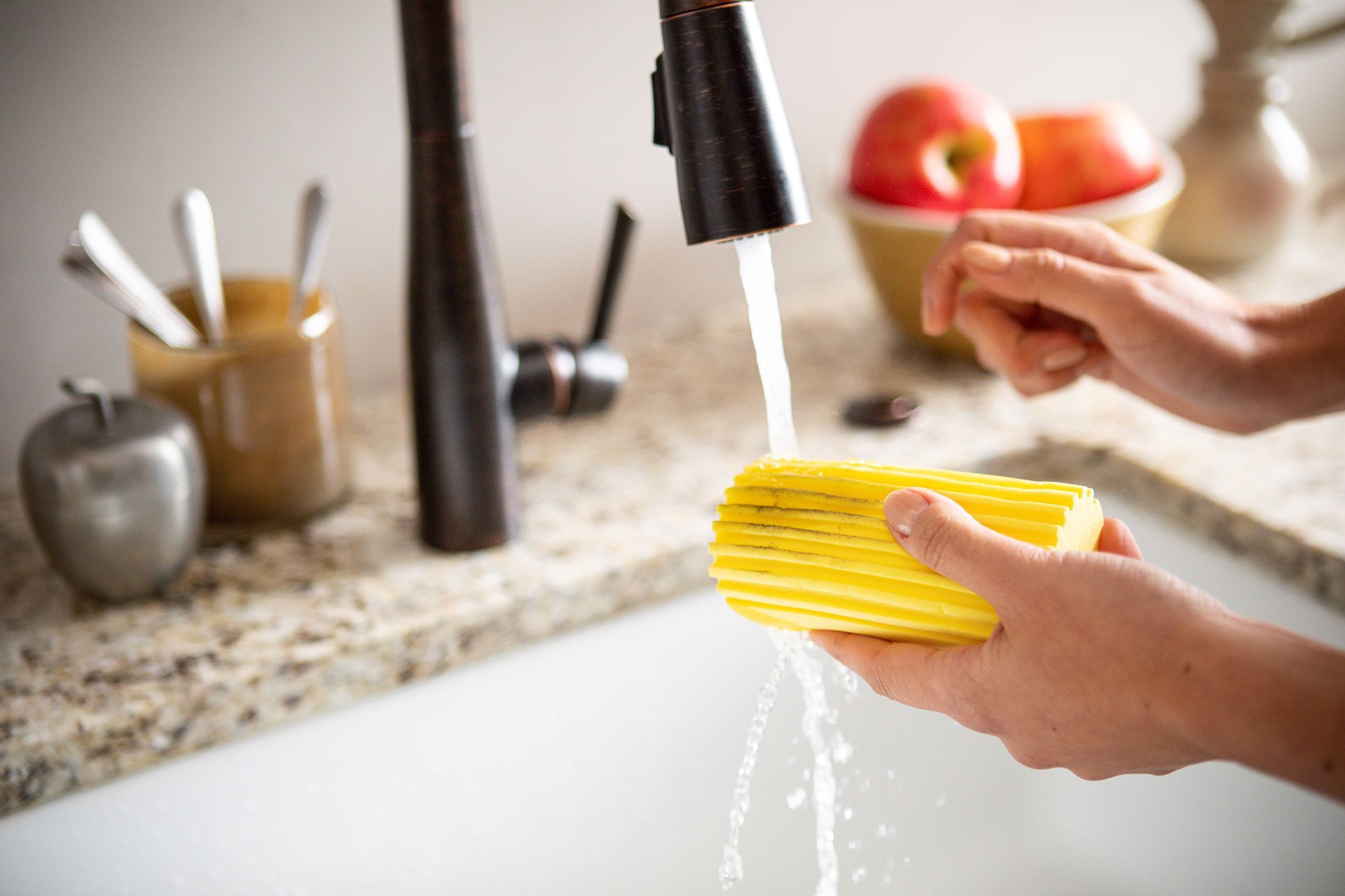 scrub-daddy-damp-duster-staubschwamm-vorbefeuchtet image 2