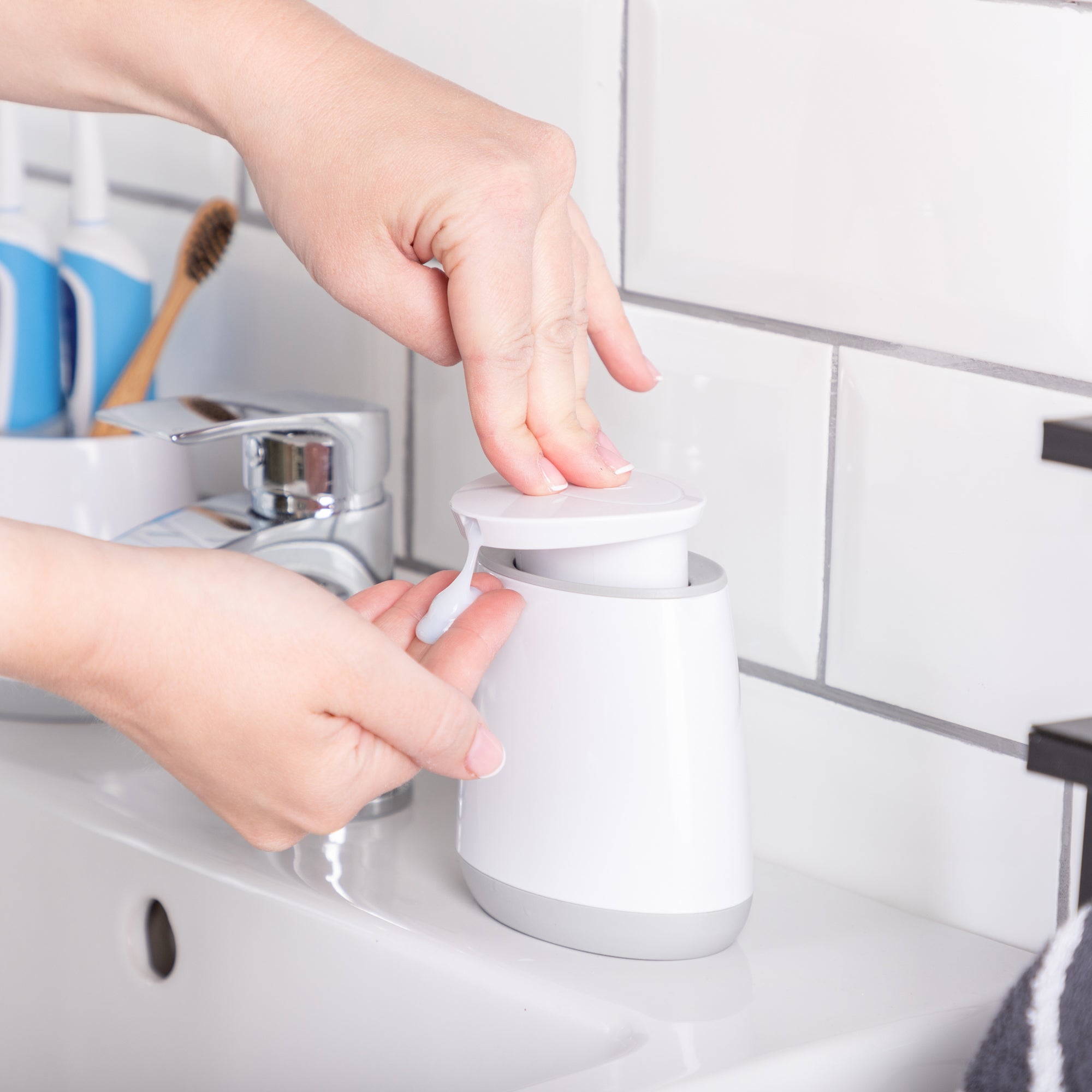minky-bathroom-seifenspender-mit-gro-er-pumpfl-che image 6